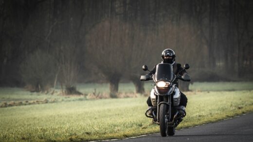 Man som åker motorcykel