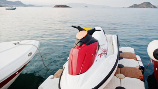 Vattenskoter på strand